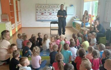 Pani policjantka z wizytą w przedszkolu. 2