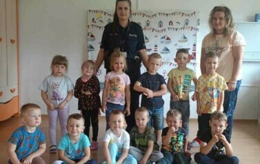 Pani policjantka z wizytą w przedszkolu. 8