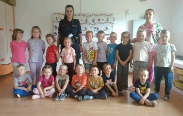 Pani policjantka z wizytą w przedszkolu. 9