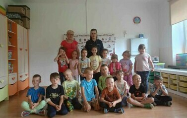 Pani policjantka z wizytą w przedszkolu. 10