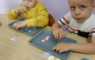 Gimnastyka buzi i języka w oddziale I Krasnale oraz malowanie palcami 7