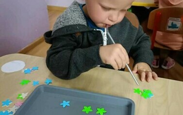 Gimnastyka buzi i języka w oddziale I Krasnale oraz malowanie palcami 15