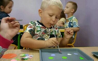 Gimnastyka buzi i języka w oddziale I Krasnale oraz malowanie palcami 17