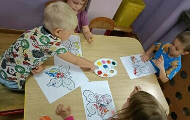 Gimnastyka buzi i języka w oddziale I Krasnale oraz malowanie palcami 23