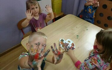 Gimnastyka buzi i języka w oddziale I Krasnale oraz malowanie palcami 38