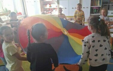 Dzień Przedszkolaka w Zuchach - Zabawy z chustą animacyjną 2