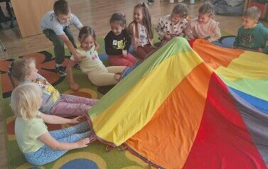 Dzień Przedszkolaka w Zuchach - Zabawy z chustą animacyjną 4