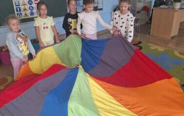 Dzień Przedszkolaka w Zuchach - Zabawy z chustą animacyjną 7