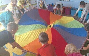 Dzień Przedszkolaka w Zuchach - Zabawy z chustą animacyjną 12