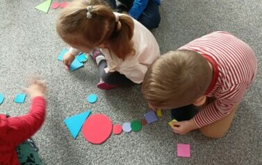 Zabawy z figurami geometrycznymi w grupie Krasnali  2