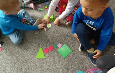 Zabawy z figurami geometrycznymi w grupie Krasnali  3