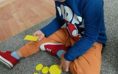 Zabawy z figurami geometrycznymi w grupie Krasnali  5