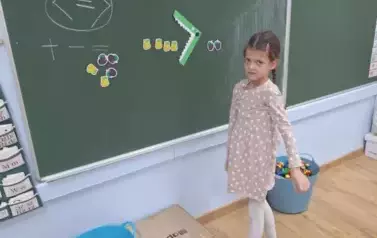 &bdquo;Mniej czy więcej? A może tyle samo?&rdquo;- zabawy matematyczne,  utrwalenie znak&oacute;w <, >, =  w Zuchach 5