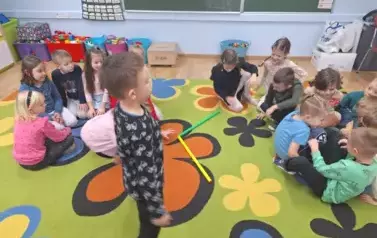 &bdquo;Mniej czy więcej? A może tyle samo?&rdquo;- zabawy matematyczne,  utrwalenie znak&oacute;w <, >, =  w Zuchach 6