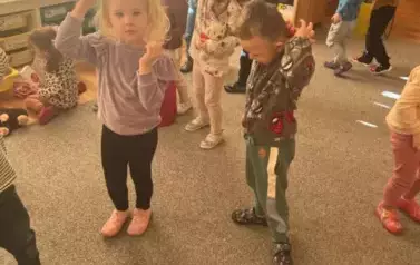 Zabawy ruchowe u Krasnali  4