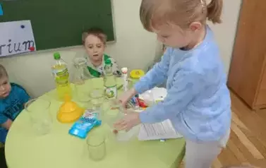 Lubimy eksperymentować - oddział Nutki 12