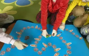 Zuchy konstruują grę planszową  9