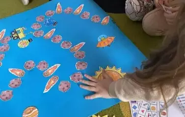 Zuchy konstruują grę planszową  11
