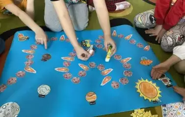 Zuchy konstruują grę planszową  12