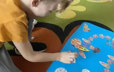 Zuchy konstruują grę planszową  14