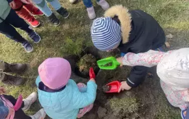 Sadzimy drzewka w naszym ogrodzie przedszkolnym 20