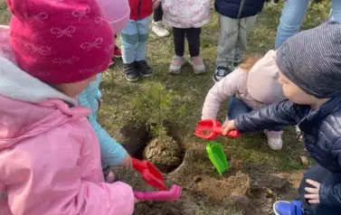Sadzimy drzewka w naszym ogrodzie przedszkolnym 23