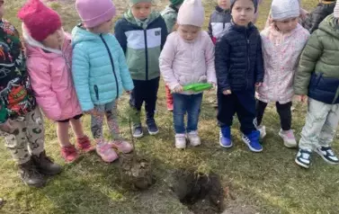 Sadzimy drzewka w naszym ogrodzie przedszkolnym 24