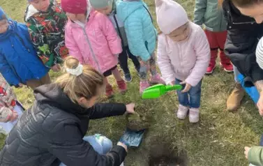 Sadzimy drzewka w naszym ogrodzie przedszkolnym 25