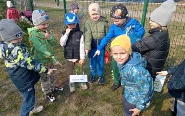 Sadzimy drzewka w naszym ogrodzie przedszkolnym 26