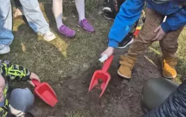 Sadzimy drzewka w naszym ogrodzie przedszkolnym 30