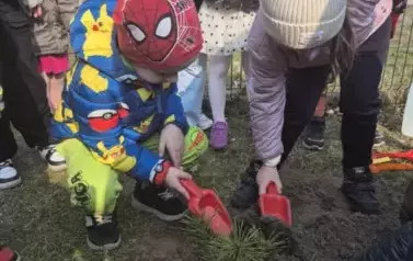 Sadzimy drzewka w naszym ogrodzie przedszkolnym 31