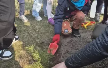 Sadzimy drzewka w naszym ogrodzie przedszkolnym 32