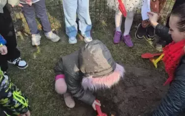 Sadzimy drzewka w naszym ogrodzie przedszkolnym 34