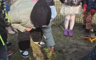 Sadzimy drzewka w naszym ogrodzie przedszkolnym 35