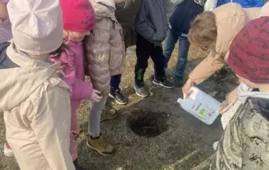 Sadzimy drzewka w naszym ogrodzie przedszkolnym 36