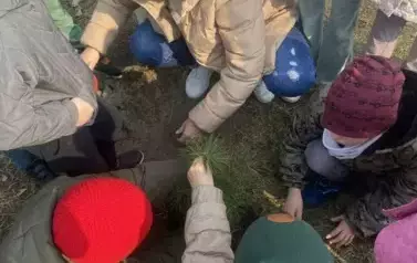 Sadzimy drzewka w naszym ogrodzie przedszkolnym 38