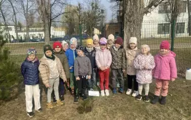 Sadzimy drzewka w naszym ogrodzie przedszkolnym 40