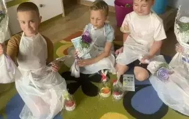 Kolorowe warsztaty mydlarskie w grupie "Zuchy" 13