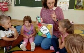 Nutki słuchają bajek czytanych przez zaproszonych gości w ramach Narodowego Programu Rozwoju Czytelnictwa 1