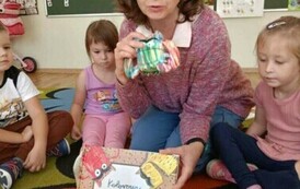 Nutki słuchają bajek czytanych przez zaproszonych gości w ramach Narodowego Programu Rozwoju Czytelnictwa 2
