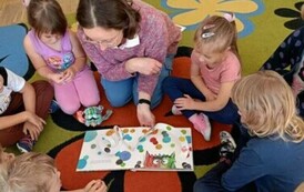 Nutki słuchają bajek czytanych przez zaproszonych gości w ramach Narodowego Programu Rozwoju Czytelnictwa 3