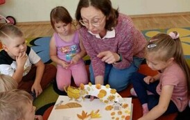 Nutki słuchają bajek czytanych przez zaproszonych gości w ramach Narodowego Programu Rozwoju Czytelnictwa 4