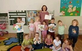 Nutki słuchają bajek czytanych przez zaproszonych gości w ramach Narodowego Programu Rozwoju Czytelnictwa 5