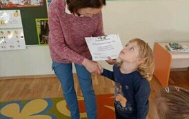 Nutki słuchają bajek czytanych przez zaproszonych gości w ramach Narodowego Programu Rozwoju Czytelnictwa 6