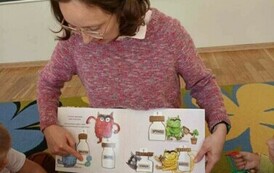 Nutki słuchają bajek czytanych przez zaproszonych gości w ramach Narodowego Programu Rozwoju Czytelnictwa 7