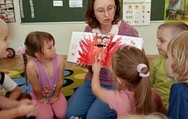 Nutki słuchają bajek czytanych przez zaproszonych gości w ramach Narodowego Programu Rozwoju Czytelnictwa 8