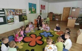 Nutki słuchają bajek czytanych przez zaproszonych gości w ramach Narodowego Programu Rozwoju Czytelnictwa 10