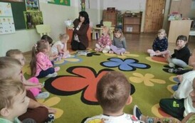 Nutki słuchają bajek czytanych przez zaproszonych gości w ramach Narodowego Programu Rozwoju Czytelnictwa 11