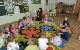 Nutki słuchają bajek czytanych przez zaproszonych gości w ramach Narodowego Programu Rozwoju Czytelnictwa 12