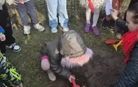 Sadzimy drzewka w naszym ogrodzie przedszkolnym 34